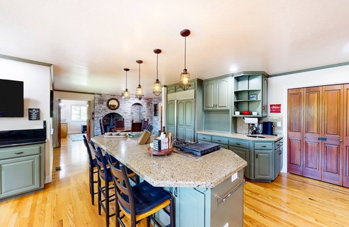 Grass Valley Casa | Beautiful and secluded home with a pool, 2 large decks & full basketball court