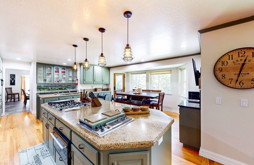 Grass Valley Casa | Beautiful and secluded home with a pool, 2 large decks & full basketball court