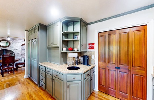 Grass Valley Casa | Beautiful and secluded home with a pool, 2 large decks & full basketball court