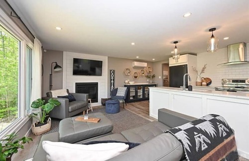 Elizabethtown-Kitley Cabaña | Beautiful and Secluded Waterfront Cottage