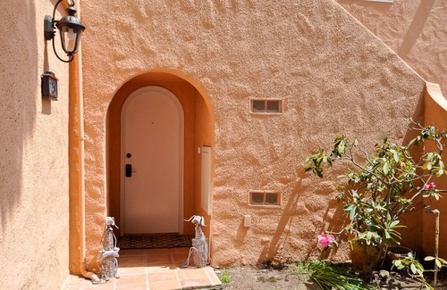 Monterey Heights Apartamento | Beautiful and spacious Mediterranean style private studio