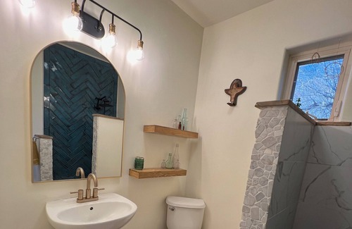 Carbondale Casa | Beautiful and spacious home located 5 minutes drive from downtown Carbondale.