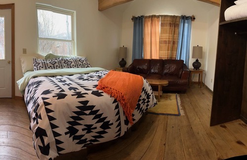 Carbondale Casa | Beautiful and spacious home located 5 minutes drive from downtown Carbondale.