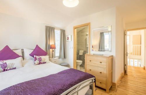 Cambridge Casa | Beautiful and Spacious Cambridge Home with Free Parking & Garden!