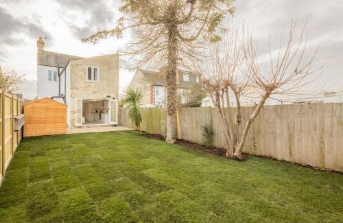 Cambridge Casa | Beautiful and Spacious Cambridge Home with Free Parking & Garden!