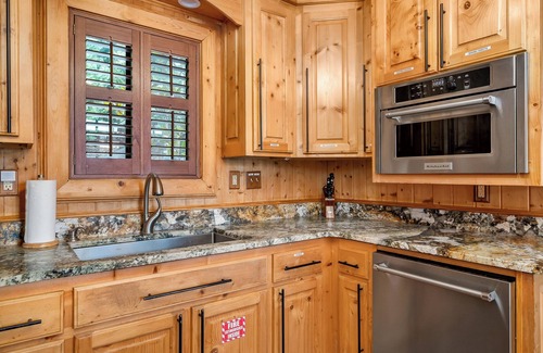 Six Mile Casa | Beautiful and spacious home near Warpath Landing with hot tub and dock!