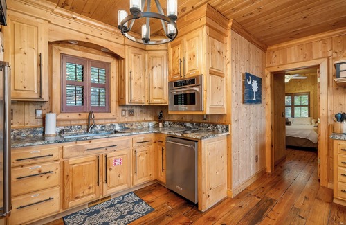Six Mile Casa | Beautiful and spacious home near Warpath Landing with hot tub and dock!
