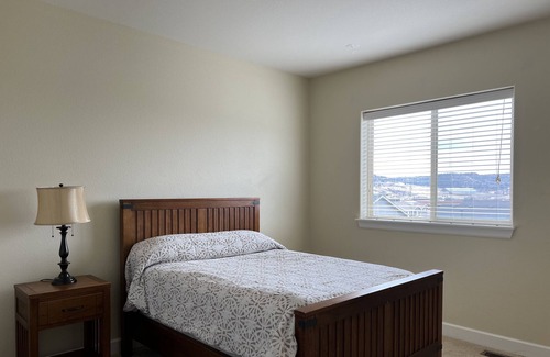 Rockrimmon Casa | Beautiful and quiet townhouse in Rockrimmon area!
