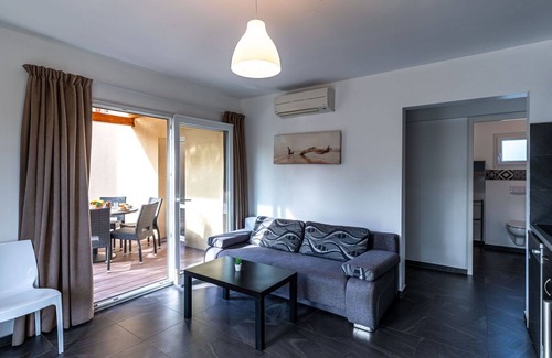 Favone Apartamento | Precioso apartamento con WIFI, A/C, piscina, TV, terraza, mascotas permitida y aparcamiento