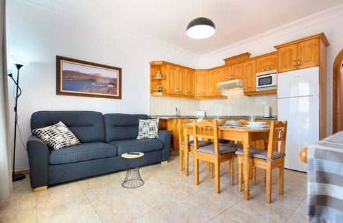 San Bartolome Apartamento | Hermoso apartamento Lanzarote con piscina climatizada, terraza, vistas al mar y a la montaña y Wi-Fi; aparcamiento disponible