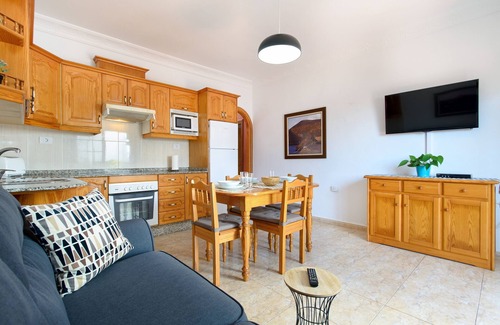 San Bartolome Apartamento | Hermoso apartamento Lanzarote con piscina climatizada, terraza, vistas al mar y a la montaña y Wi-Fi; aparcamiento disponible