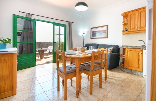 San Bartolome Apartamento | Hermoso apartamento Lanzarote con piscina climatizada, terraza, vistas al mar y a la montaña y Wi-Fi; aparcamiento disponible