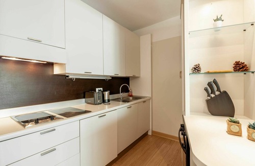 Santa Giulia Apartamento | Precioso apartamento para 4 personas con WIFI, A/C, piscina, TV, patio y aparcamiento