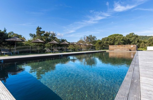 Santa Giulia Apartamento | Precioso apartamento para 4 personas con WIFI, A/C, piscina, TV, patio y aparcamiento
