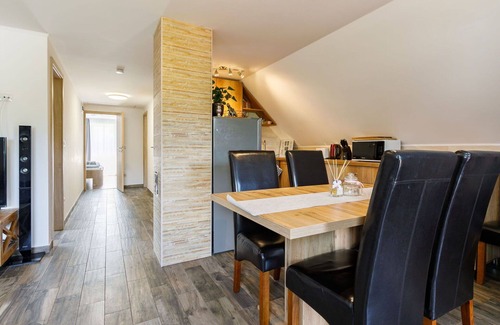 Balatonszemes Apartamento | Bonito apartamento para 6 personas con A/C, WIFI, TV y balcón