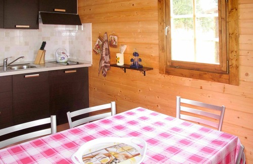 San Lorenzo al Mare Casa | Apartamento en villa con A/C, piscina, patio, mascotas permitida, vista panorámica, aparcamiento