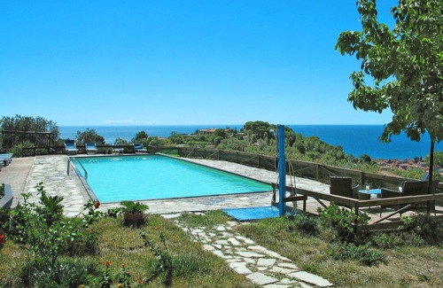 San Lorenzo al Mare Casa | Apartamento en villa con A/C, piscina, patio, mascotas permitida, vista panorámica, aparcamiento