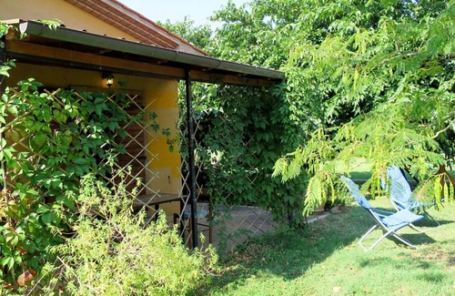 Roccastrada Villa | Bonito apartamento en villa con piscina, WIFI, TV, terraza, mascotas permitida y aparcamiento