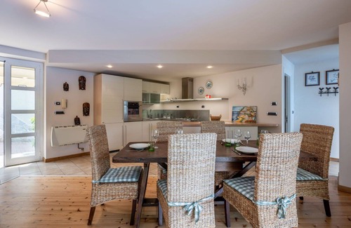 Monteu Roero Apartamento | Bonito apartamento para 6 personas con piscina privada, A/C, WIFI, TV, terraza y mascotas permitida