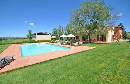 Gallina Apartamento | Acogedor apartamento con WIFI, piscina, vista panorámica y aparcamiento, cerca de Montepulciano