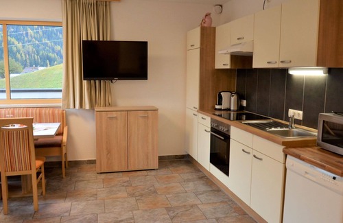 Sankt Anton am Arlberg Villa | Acogedor apartamento en villa con WIFI, TV, balcón, mascotas permitida y vista panorámica
