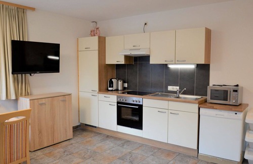 Sankt Anton am Arlberg Villa | Acogedor apartamento en villa con WIFI, TV, balcón, mascotas permitida y vista panorámica