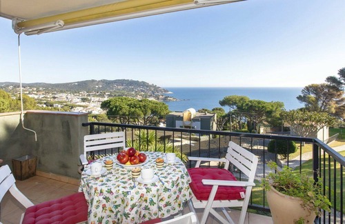 Calella de Palafrugell Apartamento | Acogedor apartamento con WIFI, piscina, TV, terraza, vista panorámica y aparcamiento