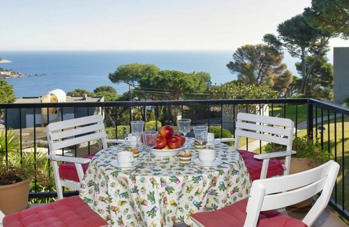 Calella de Palafrugell Apartamento | Acogedor apartamento con WIFI, piscina, TV, terraza, vista panorámica y aparcamiento