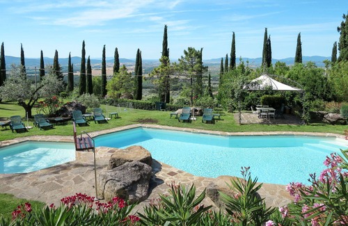 Roccastrada Villa | Bonito apartamento en villa con piscina, WIFI, TV, patio, mascotas permitida y aparcamiento
