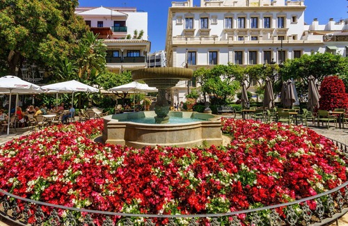 Urbanización Puerto de Estepona Apartamento | Beautiful apartment for 6 guests with A/C, WIFI, hot tub, pool, TV, terrace and parking