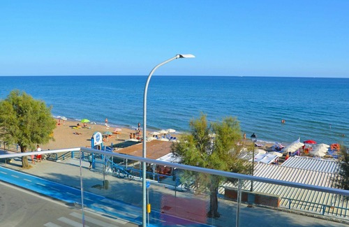 Terracina Apartamento | Hermoso apartamento con piscina, WIFI, A/C, TV, balcón, mascotas permitida y aparcamiento