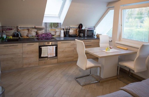 Lesce Apartamento | Hermoso apartamento para 4 personas con WIFI, piscina, A/C, TV y patio