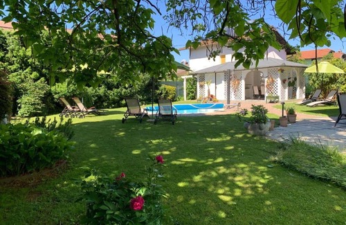 Lesce Apartamento | Hermoso apartamento para 4 personas con WIFI, piscina, A/C, TV y patio