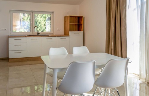 Postojna Apartamento | Acogedor apartamento para 4 personas con WIFI, A/C, TV y vista panorámica