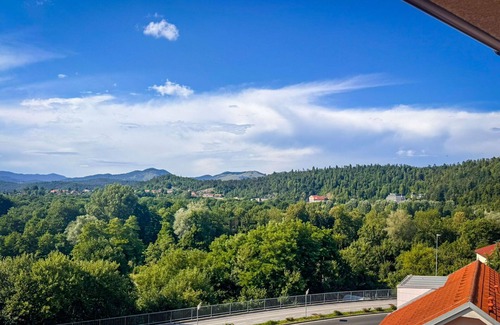 Postojna Apartamento | Acogedor apartamento para 4 personas con WIFI, A/C, TV y vista panorámica