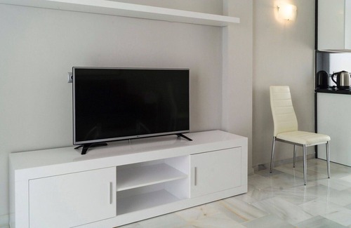 Urbanización Hacienda las Chapas Apartamento | Apartamento con A/C, piscina, WIFI, TV, terraza, mascotas permitida, vista panorámica, aparcamiento