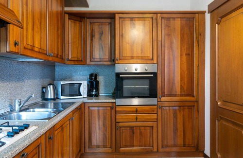 Gera Lario Apartamento | Precioso apartamento para 6 personas con WIFI, jacuzzi, TV, patio, mascotas permitida y aparcamiento
