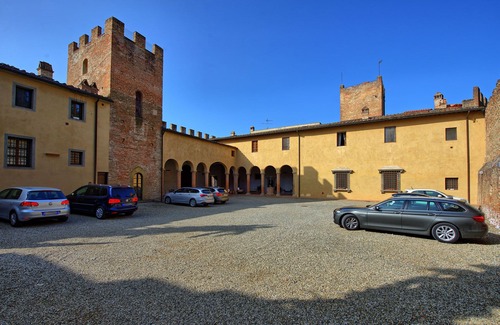 Certaldo Alto Apartamento | Precioso apartamento con WIFI, A/C, TV, vista panorámica y aparcamiento, cerca de San Gimignano