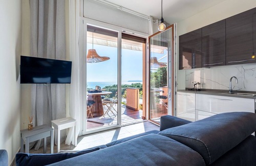 Varazze Apartamento | Acogedor apartamento para 6 personas con jacuzzi, WIFI, A/C, TV, terraza y mascotas permitida