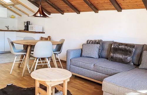 Falera Apartamento | Acogedor apartamento para 5 personas con WIFI, piscina, TV, balcón y vista panorámica