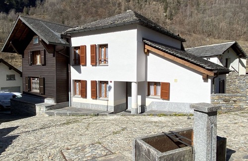 Augio Apartamento | Acogedor apartamento para 4 personas con WIFI, TV, patio, mascotas permitida y vista panorámica