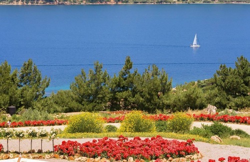 Samos Apartamento | Hermoso apartamento con A/C, piscina, WIFI, TV, balcón, vista panorámica y aparcamiento