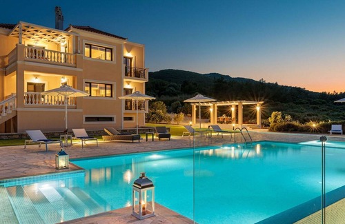 Samos Apartamento | Hermoso apartamento con A/C, piscina, WIFI, TV, balcón, vista panorámica y aparcamiento