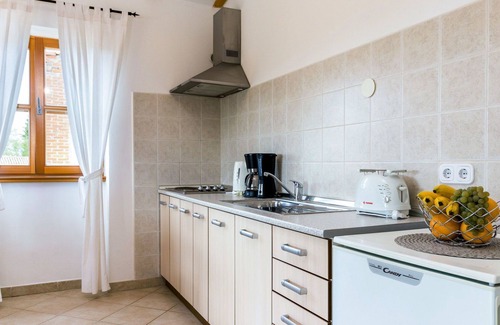 Stifanici Apartamento | Acogedor apartamento con WIFI, piscina, A/C, TV, terraza, mascotas permitida y aparcamiento