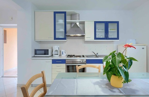 Debeljuhi Apartamento | Hermoso apartamento para 4 personas con piscina, WIFI, A/C, TV, terraza y aparcamiento
