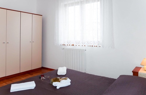 Hrboki Apartamento | Precioso apartamento para 6 personas con A/C, piscina privada, WIFI, TV, patio y aparcamiento