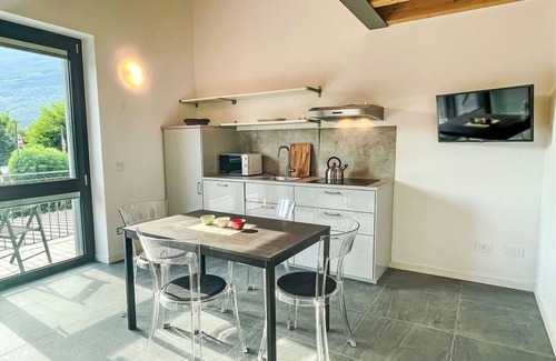 Dervio Apartamento | Hermoso apartamento con piscina, WIFI, A/C, TV, patio, vista panorámica y aparcamiento
