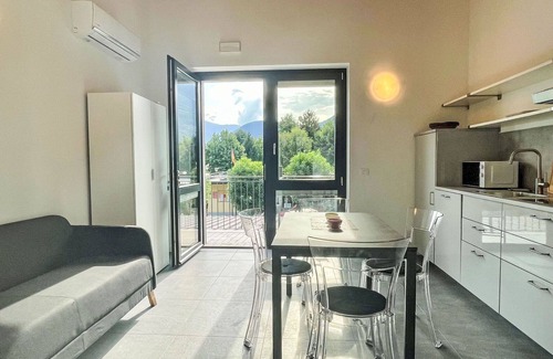 Dervio Apartamento | Hermoso apartamento con piscina, WIFI, A/C, TV, patio, vista panorámica y aparcamiento