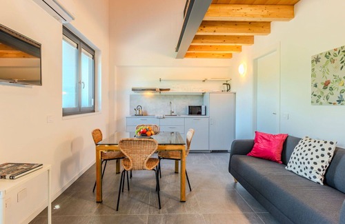 Dervio Apartamento | Hermoso apartamento con piscina, WIFI, A/C, TV, patio, vista panorámica y aparcamiento