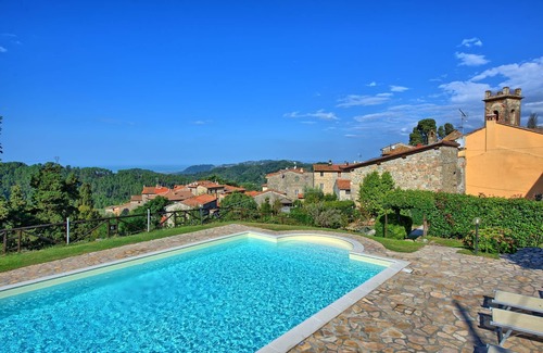Massarosa Apartamento | Bonito apartamento para 4 personas con piscina, WIFI, TV y vista panorámica, cerca de Viareggio